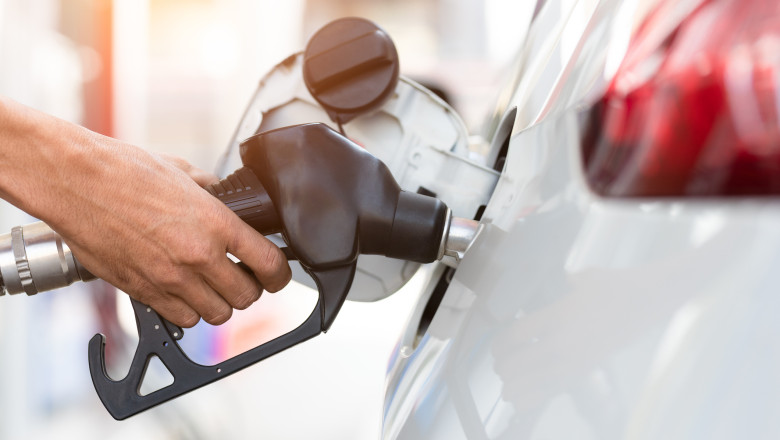 Un tanar a alimentat de 3.000 de lei si a plecat din benzinarii fara sa plateasca. Numerele de inmatriculare ale masinii erau furate Imagine