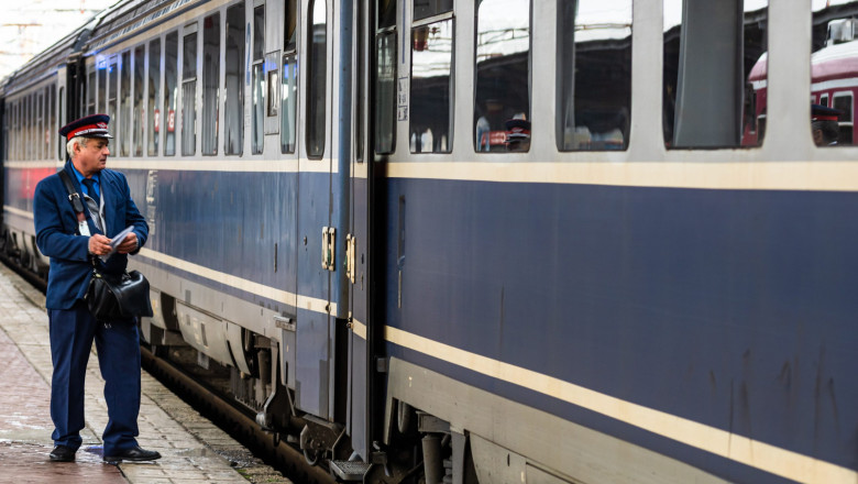 Un tanar a fost injunghiat de un altul in tren. Garnitura s-a oprit de urgenta iar cel ranit a fost dus la spital Imagine