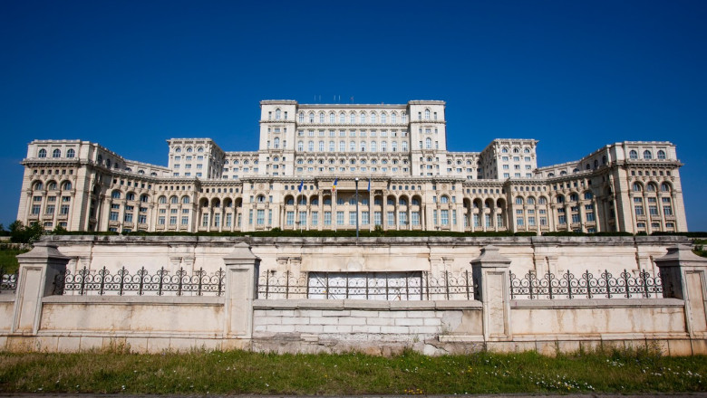 Un tanar a sarit gardul si a incercat sa intre cu forta in Palatul Parlamentului. Explicatia halucinanta data politistilor Imagine