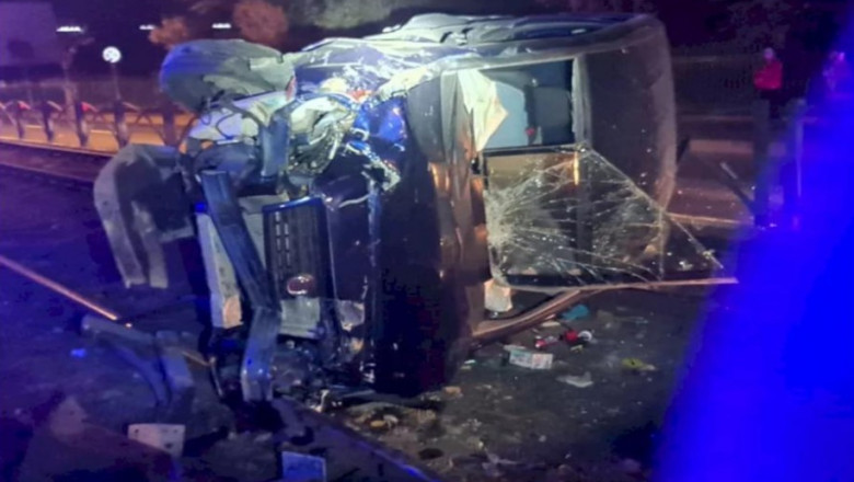 Un tanar beat si cu permisul anulat s-a rasturnat cu masina peste sinele de tramvai de pe Sos. Virtutii din Bucuresti Imagine