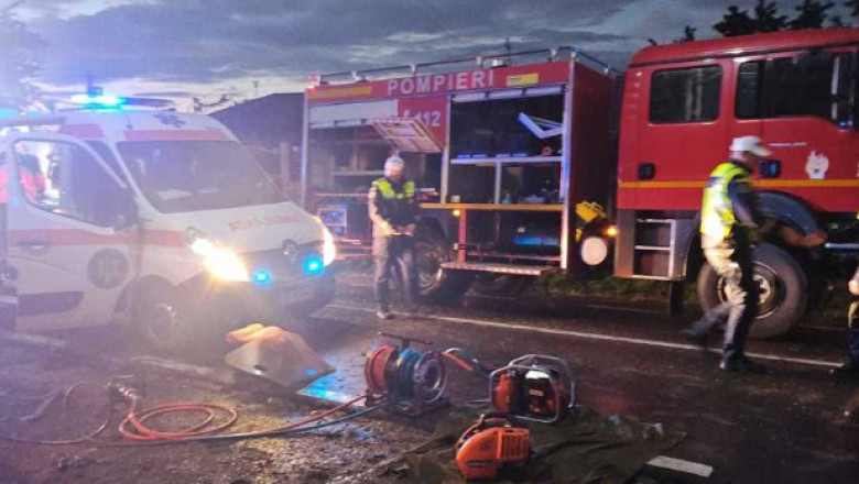 Un tanar de 19 ani a murit si doua persoane au fost ranite, dupa ce masina in care se aflau a lovit un vehicul parcat si un stalp Imagine