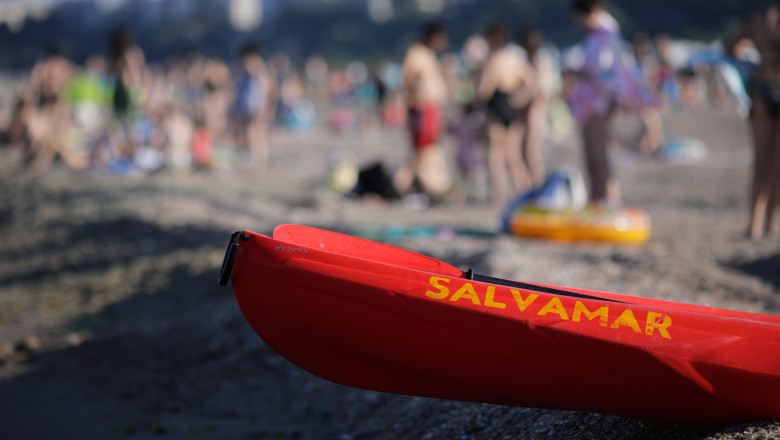 Un tanar de 20 de ani s-a inecat la Costinesti. In tot sudul litoralului, salvamarii au arborat steagul galben de avertizare Imagine