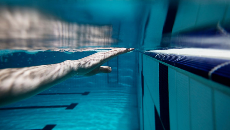 Un tanar de 21 de ani a ajuns in stare foarte grava la spital dupa ce a sarit intr-o piscina Imagine