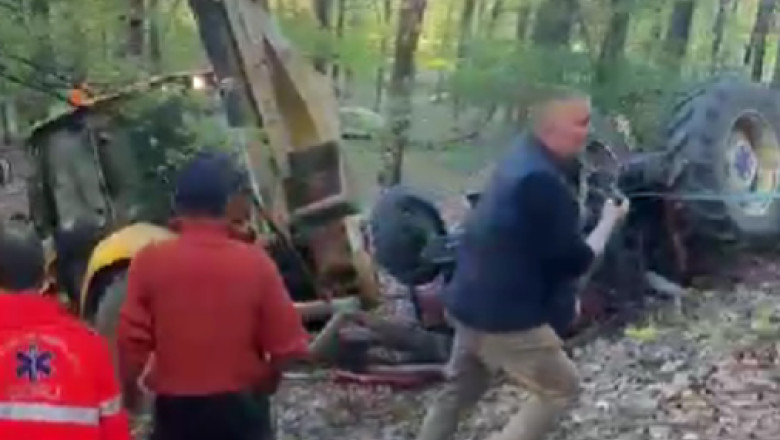 Un tanar de 21 de ani a murit, dupa ce tractorul pe care il conducea s-a rasturnat peste el Imagine