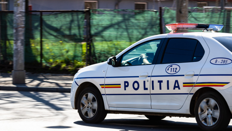 Un tanar de 23 de ani, fara permis de conducere, a intrat cu masina intr-un copac in timp ce incerca sa scape de politisti Imagine