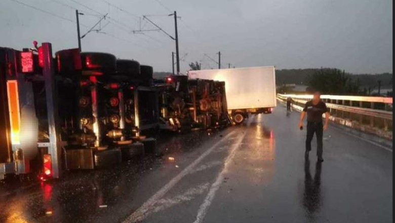 Un tanar de 26 de ani a murit, dupa ce TIR-ul pe care il conducea a intrat pe contrasens, s-a izbit de o duba si s-a rasturnat Imagine