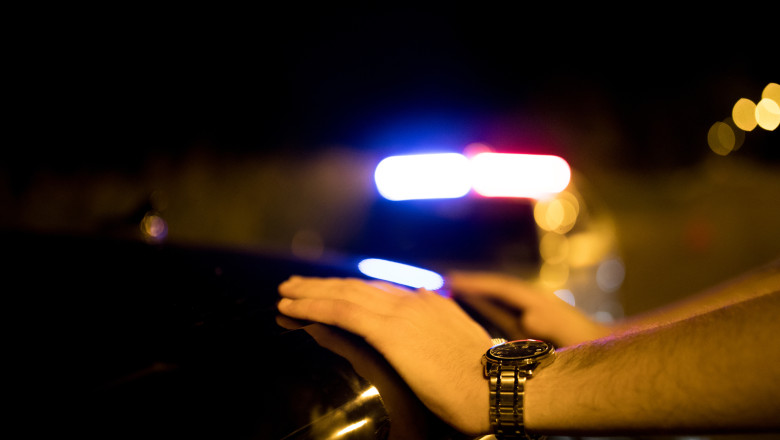 Un tanar din Bihor s-a ales cu 6 dosare penale dupa ce a fost tras pe dreapta, in miezul noptii, de politisti. A fost retinut pe loc Imagine