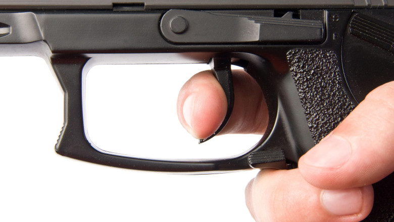 Un tanar din Botosani s-a laudat cu un pistol pe retelele sociale. Ce au gasit politistii la perchezitie Imagine