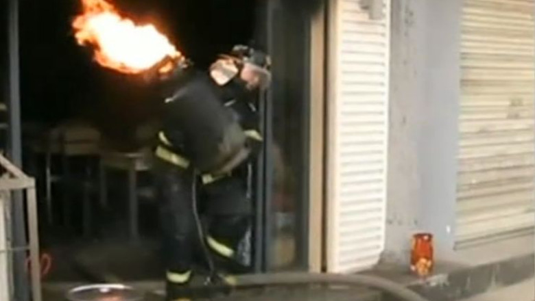 Un tanar din China a devenit erou dupa ce a scos mai multe butelii in flacari dintr-un restaurant Imagine