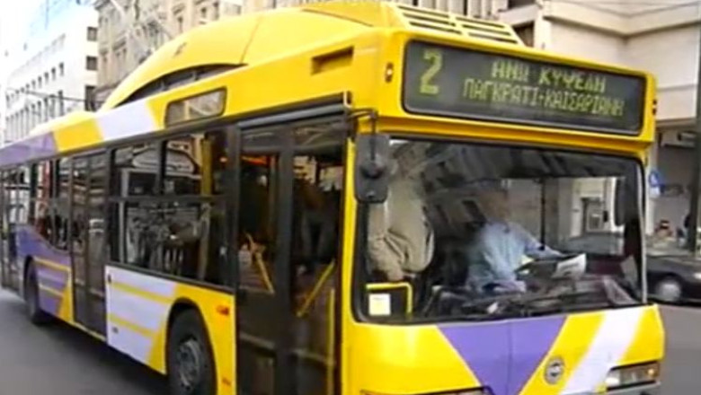 Un tanar din Grecia a murit dupa ce s-a aruncat din troleibuz, de teama controlorilor Imagine