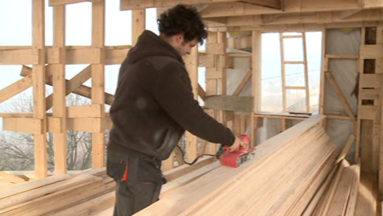 Un tanar din Iasi si-a construit casa visurilor din materiale reciclabile. Rezultatul, laudat de arhitecti Imagine