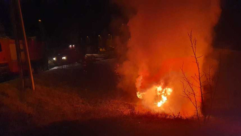 Un tanar inarmat cu doua cutite a incendiat un autoturism. Barbatul a fost retinut de politisti Imagine