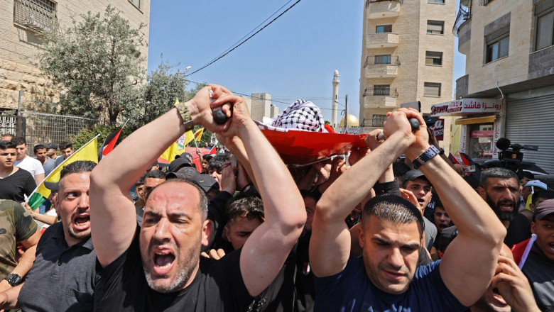 Un tanar palestinian de 16 ani a fost impuscat in cap de fortele israeliene Imagine