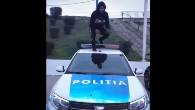 Un tanar s-a filmat pe capota unei masini de Politie si a postat imaginile pe TikTok. Acum are dosar penal Imagine