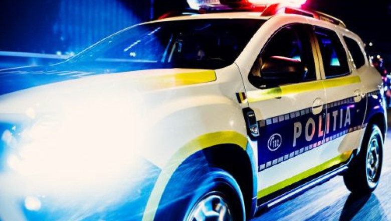 Un tanar s-a rasturnat cu masina intr-o benzinarie, a accidentat doi pietoni si a lovit alte 3 masini Imagine