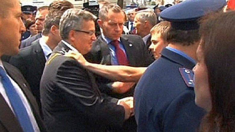 Un tanar ucrainean nationalist a strivit un ou pe haina presedintelui Poloniei, Bronislaw Komorovski Imagine