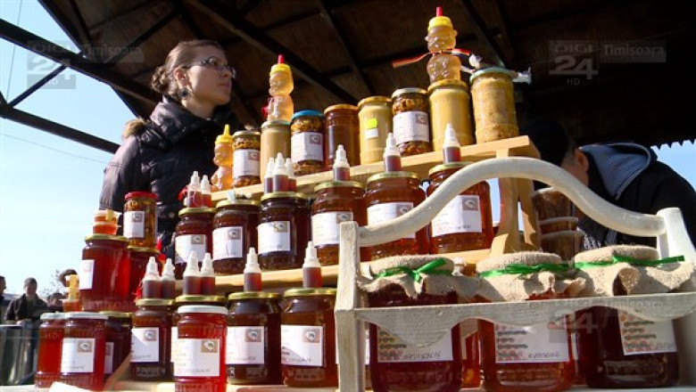 Un targ tare dulce: producatorii de miere se lauda, la Ghiroda, cu produsele lor  Imagine