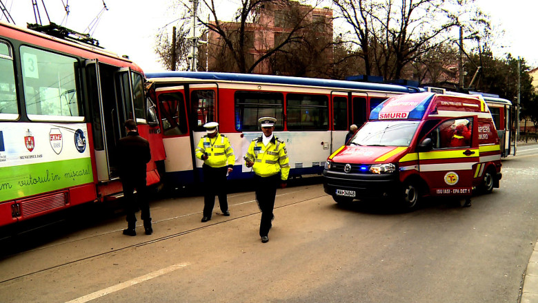 Un taximetru a fost lovit de un tramvai, pe pasarela Alexandru cel Bun Imagine