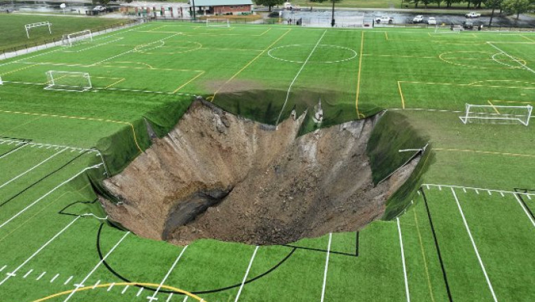 Un teren de fotbal s-a prabusit, formand o groapa adanca de 10 metri. „Arata de parca a explodat o bomba” Imagine
