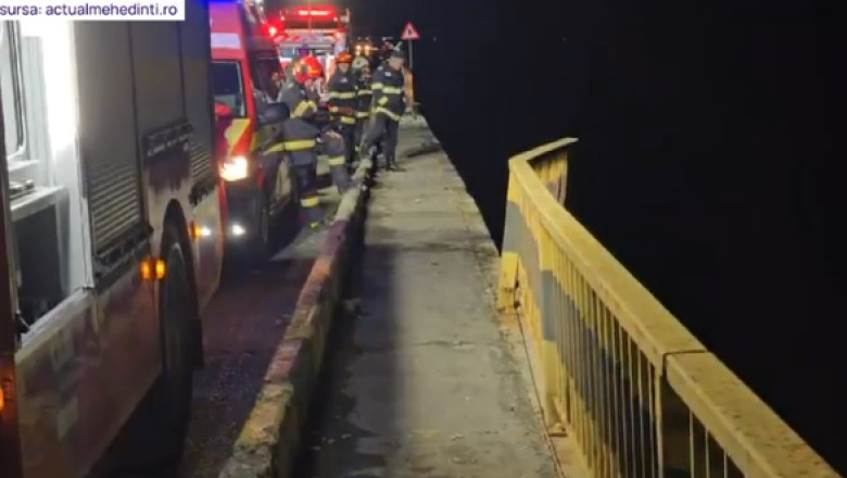 Un TIR a cazut de pe un pod in Dunare. Trupul soferului a fost gasit de scafandri dupa ore de cautari Imagine