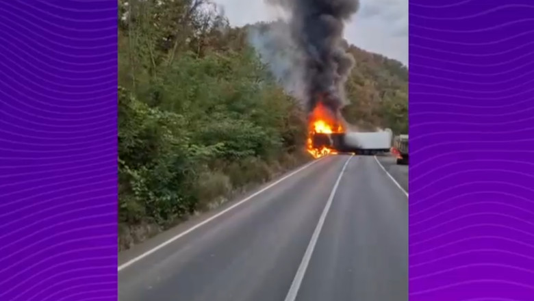 Un TIR a luat foc pe DN 7 dupa ce a lovit un cap de pod in judetul Arad. Traficul este blocat Imagine