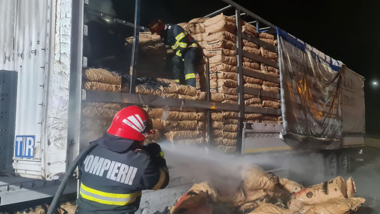 Un TIR cu peste 20 de tone de carbuni pentru gratar a luat foc in Vama Giurgiu Imagine