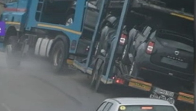 Un TIR incarcat cu sapte masini s-a rasturnat Imagine