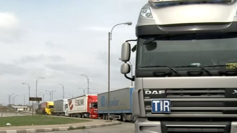 Un TIR inmatriculat in Romania s-a rasturnat pe o autostrada din nord-vestul Frantei Imagine