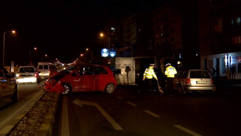 Un tir plin cu carbune s-a rasturnat in Suceava. Alte doua masini au fost avariate si o persoana a fost accidentata Imagine