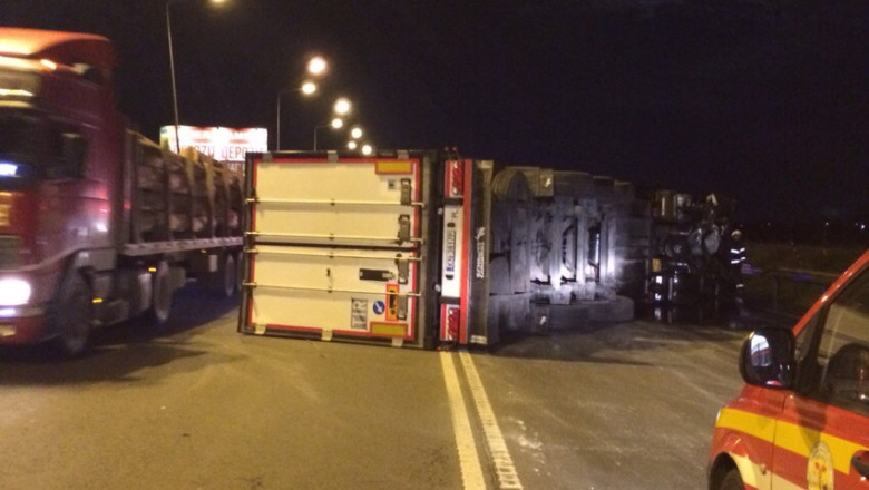 Un TIR plin cu fructe s-a rasturnat langa Oradea Imagine