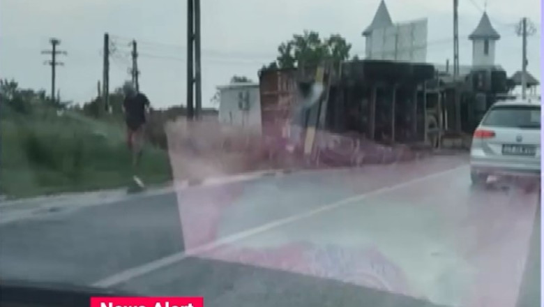 Un TIR plin cu ulei alimentar s-a rasturnat in Tulcea. Trafic oprit pe DN 22A Imagine