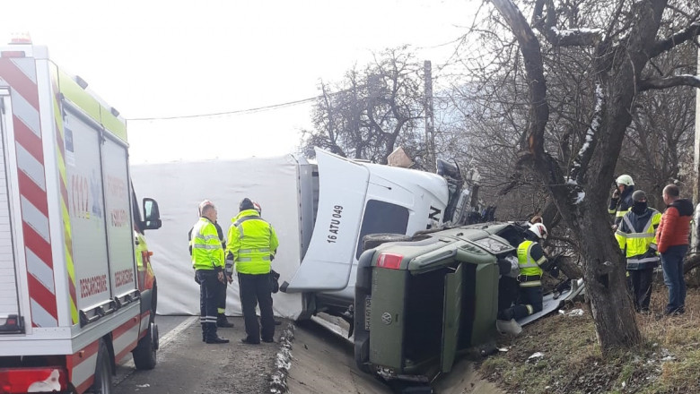 Un TIR s-a rasturnat peste o masina. Soferul e grav ranit, iar traficul este complet blocat Imagine