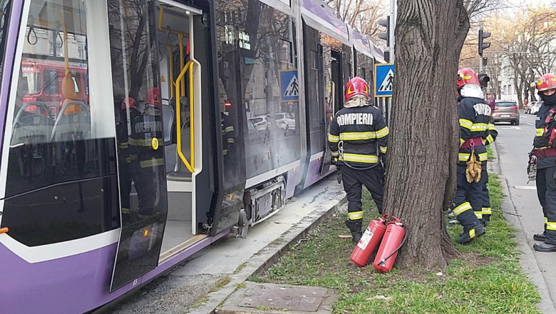Un tramvai plin cu calatori a luat foc in mers, in Timisoara. Vatmanul ceruse inainte sa se retraga la depou Imagine