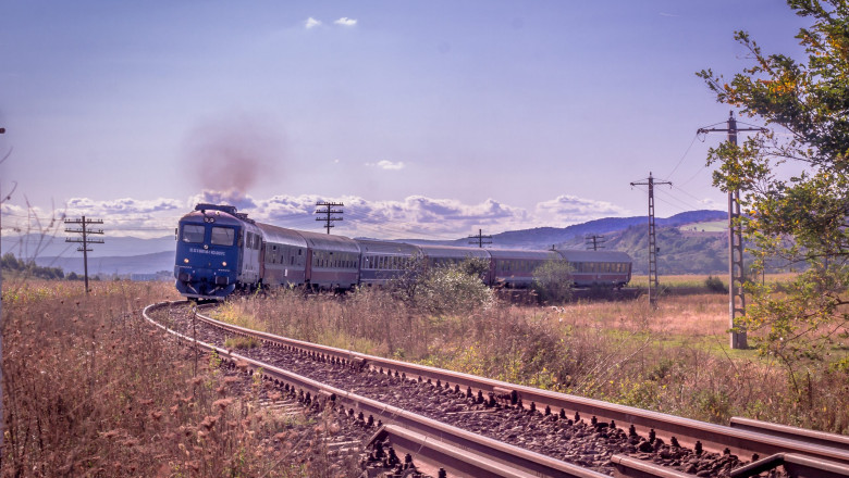 Un tren a ramas blocat in camp in judetul Brasov, dupa ce motorul a luat foc. Zeci de calatori au fost evacuati Imagine