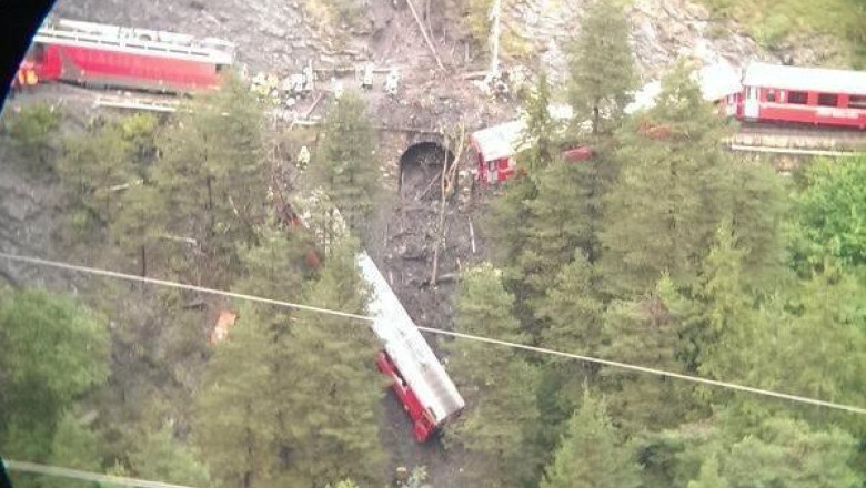 Un tren cu 200 de pasageri a deraiat in Elvetia din cauza unei alunecari de teren Imagine