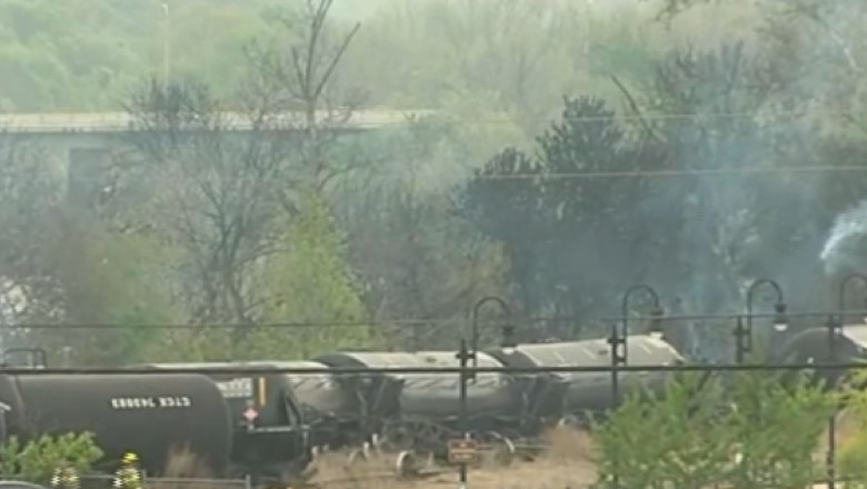 Un tren incarcat cu petrol a deraiat in SUA. Sute de oameni au fost evacuati Imagine