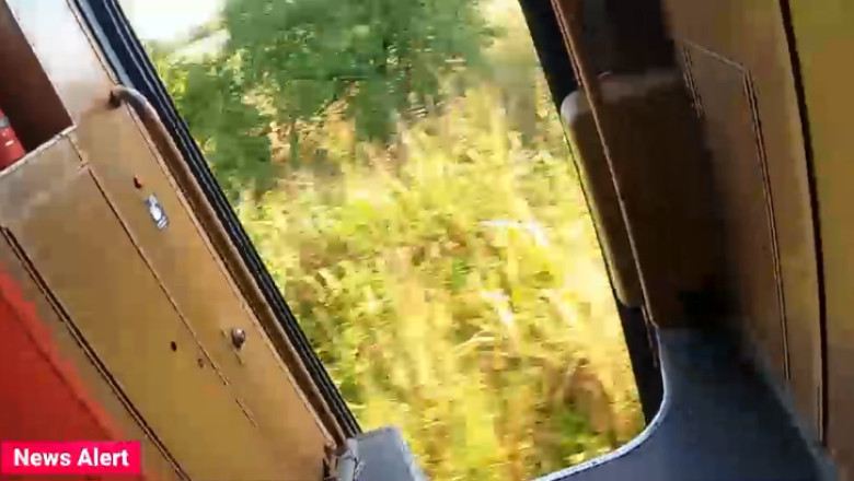 Un tren plin cu pasageri a ramas fara usa in mers si a continuat sa circule asa Imagine