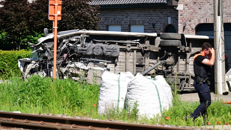 Un tren regional s-a ciocnit cu un microbuz scolar in Belgia: patru morti, dintre care doi copii
