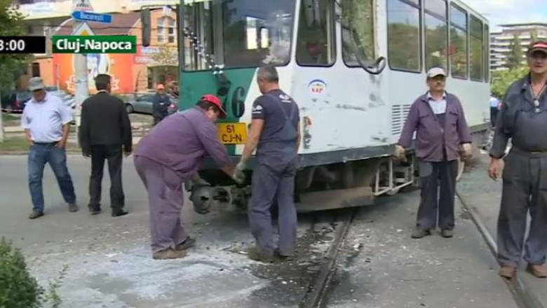 Un troleibuz a intrat intr-un tramvai, la Cluj-Napoca. Opt persoane au fost ranite si transportate la UPU Cluj Imagine