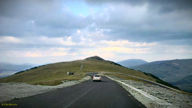 Un tronson din Transalpina ramane inchis circulatiei auto. Soferii risca amenzi daca se aventureaza pe cea mai inalta sosea din Romania Imagine