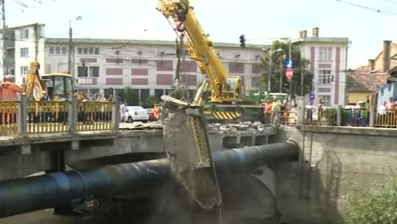 Un trotuar, desprins dintr-un pod in centrul Clujului Imagine