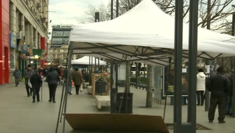 Un trotuar din Bucuresti, revendicat de doua primarii. Victimele: comerciantii de la tarabe Imagine