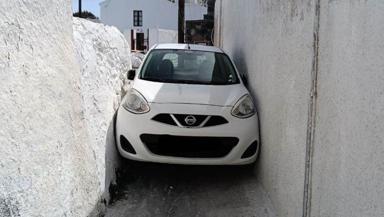 Un turist a ramas blocat cu masina inchiriata pe o straduta ingusta din Santorini Imagine