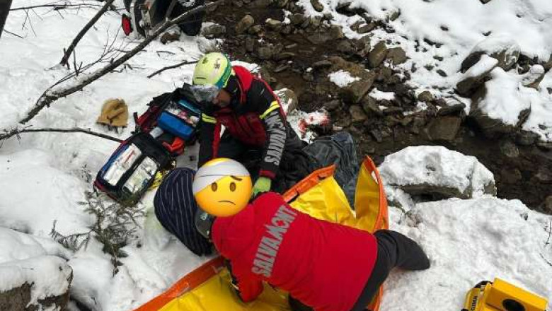 Un turist strain a murit dupa ce a cazut cu snowmobilul in albia paraului Azuga Imagine