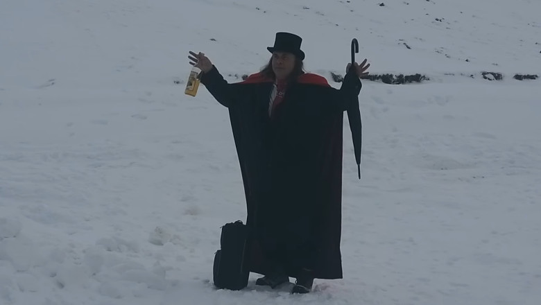 Un turist strain echipat cu joben, troller si o sticla de alcool a fost oprit de salvamontisti in drum spre Varful Omu Imagine
