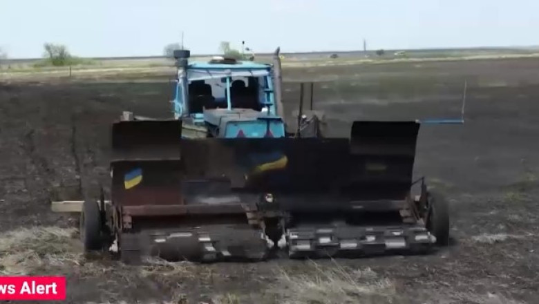 Un ucrainean si-a modificat tractorul ca sa demineze campul de la distanta. A folosit piese din tancurile rusesti distruse Imagine