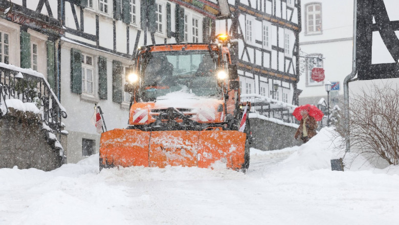 Un val de aer polar a lovit nordul si vestul Europei. Sute de zboruri anulate din cauza ninsorilor abundente si a poleiului Imagine