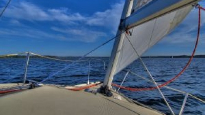 Un yacht a esuat la Vama Veche. Turistii aflati la bord au ajuns cu bine la mal Imagine