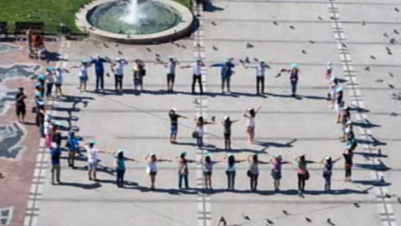 Un zambet albastru pentru copiii bolnavi de autism Imagine