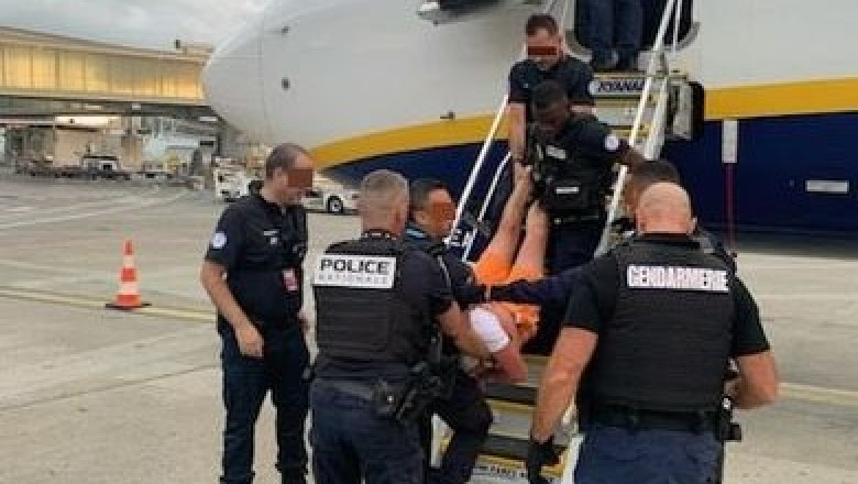 Un zbor Ryanair catre Spania a fost redirectionat dupa ce un barbat beat a incercat sa deschida usile. Ce s-a intamplat Imagine